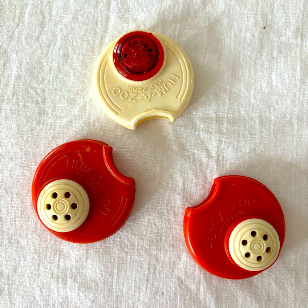 Vintage. HUM – A – ZOO Plastic Kazoos By Trophy Music Company Three In Lot. 2257